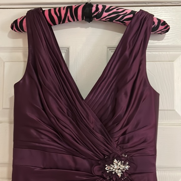 Beautiful Formal/bridesmaid/mother of the bride dress with crystal detail - Picture 3 of 5